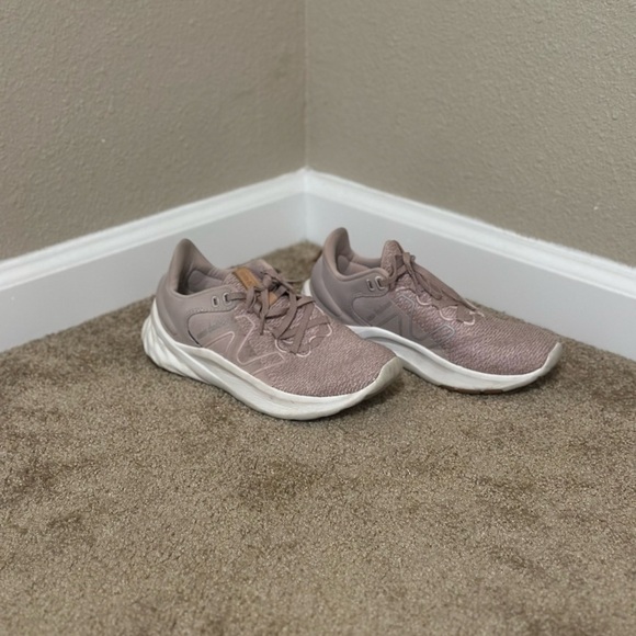 New Balance Women's Fresh Foam Roav V2 Pink Size 7 - Picture 1 of 7